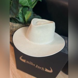 Bone color, NWT, felt material, custom-made molding, cut & trimmed men’s hat